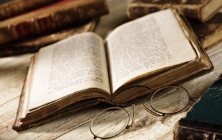 Testleser - Altes Buch und alte Brillen