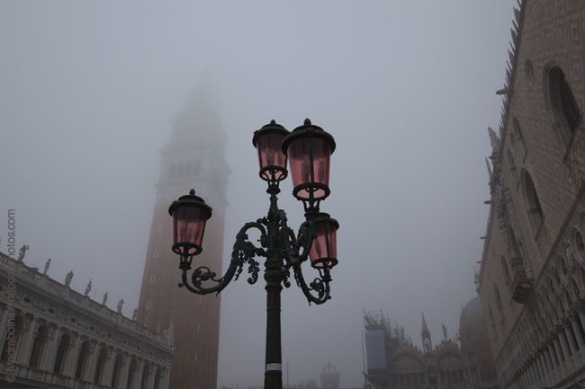 Campanile von San Marco im Nebel. Schreibretreat in Venedig